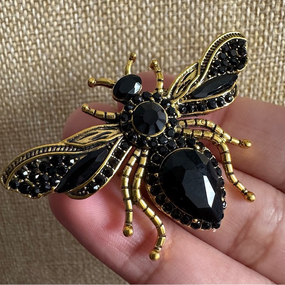 Luxe Black Crystal Gold Tone Bumble Bee Brooch Pin (Wasp, Insect, Honeybee) - Picture 3 of 13
